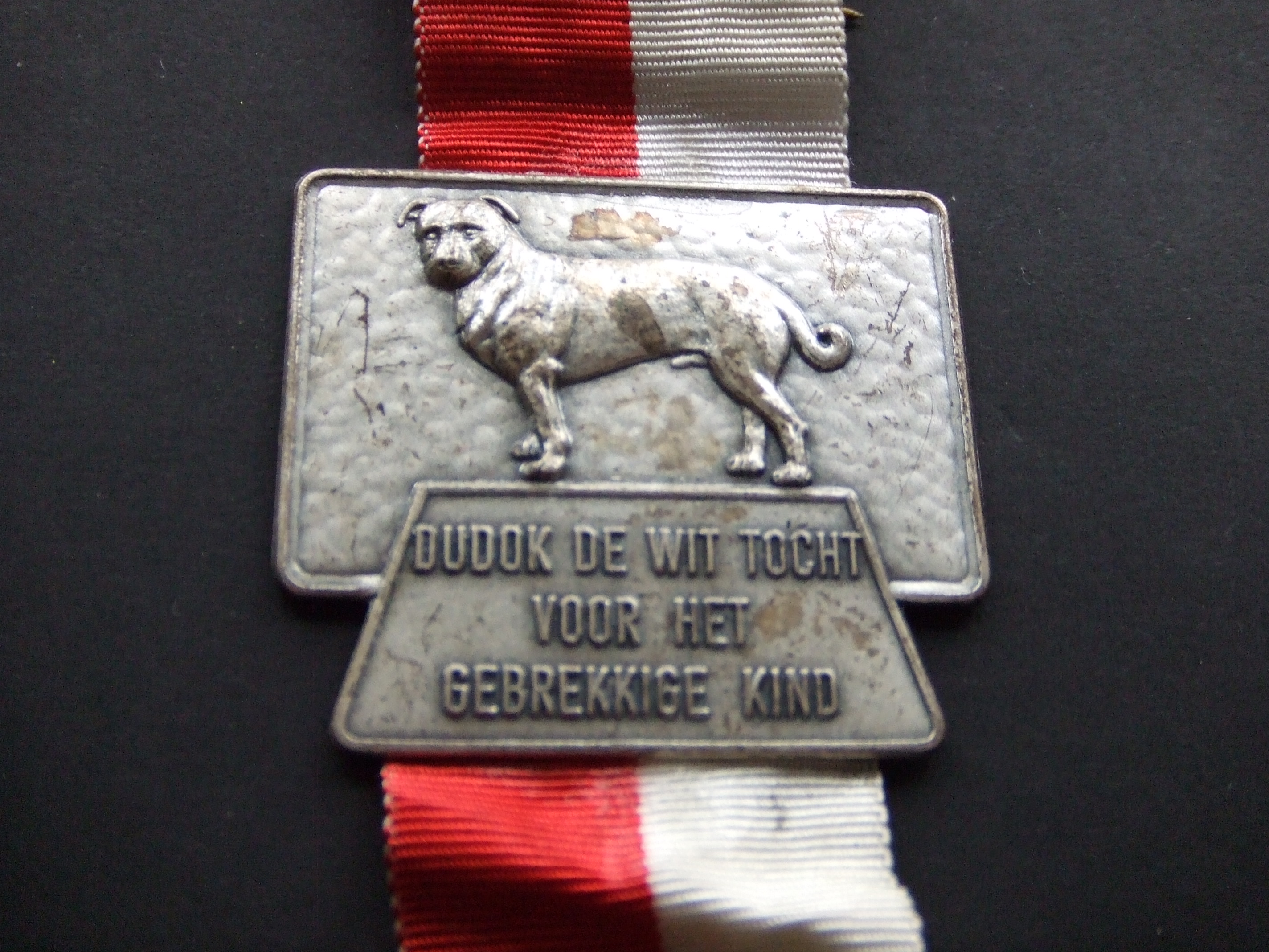 Wandelsportvereniging Dudok De Wit, rood-wit lint